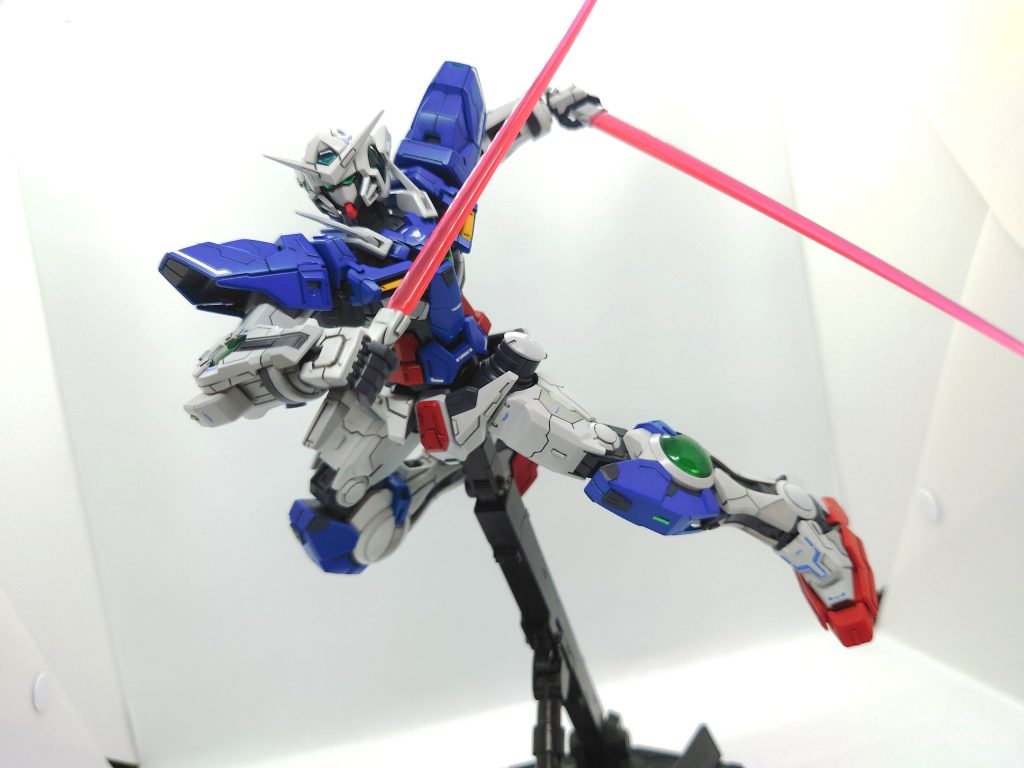 ビームサーベル二刀流!エクシアはビームサーベルもめちゃくちゃ似合いますよね!平たい刀身が攻撃力ありそうな感じを演出してます!✨ちなみに付属のGNショート・ロングブレイドはオリ武器を作ってみようと意気込んだものの、刻み過ぎて原型を留めなくなってしまい、あえなくお蔵入りに…😱