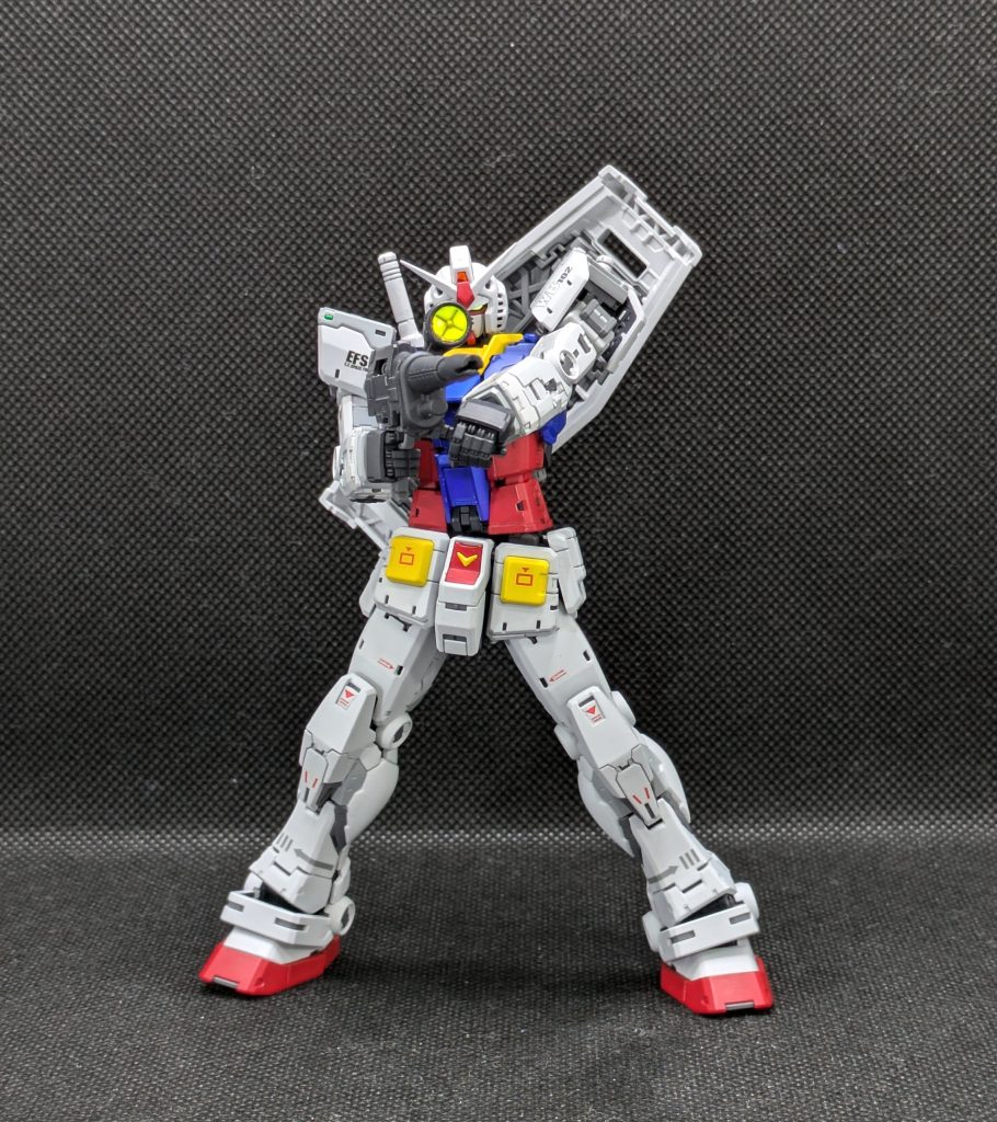 メインカメラとツインアイ、両肩の舷灯にビームライフルのサイトは蛍光塗料で塗ってますのでブラックライトで光ります。デカールは2.0用が存在せず、1.0用も手に入らなかったのでHGUC向けガンダムデカールやガンダムデカールDX01等を使ってます。