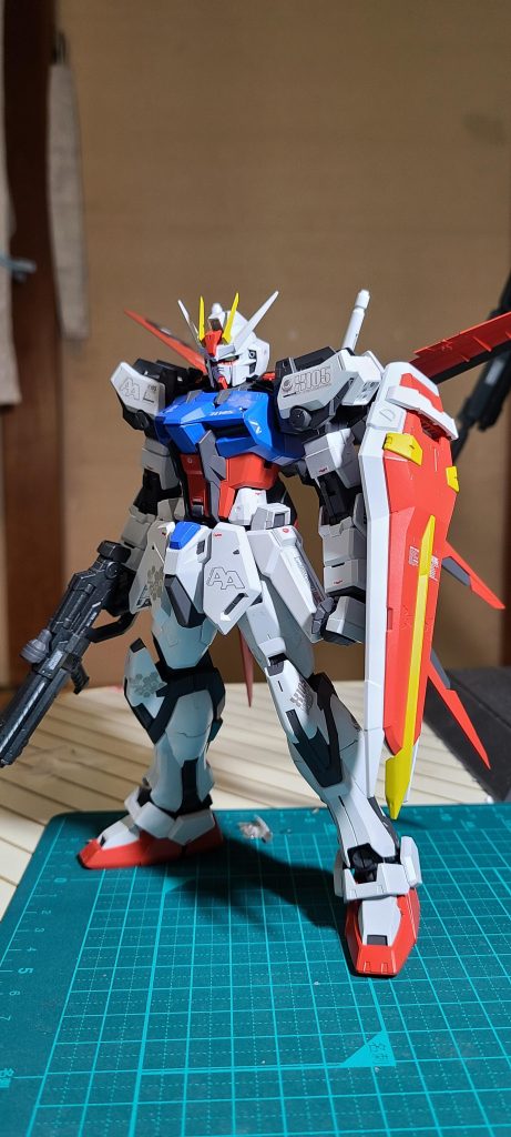 特に加工することも無く、ビームライフルの合わせ目消しくらいしか処理していない。人によっては頬のダクトが気になるかも。無いイメージの方が強いからなぁ。自分はこの顔も格好良くて好き。