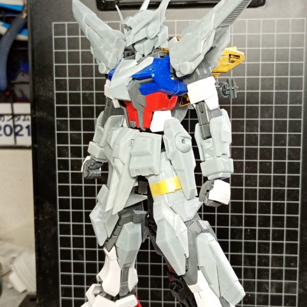 MG　リマスターストライクをベースに暁を作製しています外装はデジモでリマスターストライクの体型に合うように1/100をベースにアレンジせっかくなのでデスティニーシルエット（細部が違うけれど）をデジモで出力し装備できるようにしてみましたサイズが６５cm重量２kgなので流石にシルエットモードには出来ません（4枚目）