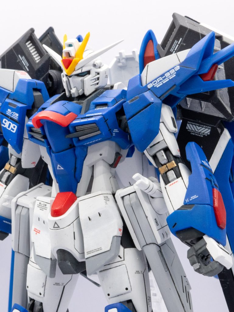 肩と首元はプラ板を張り、よりマッシブに。スカートはシンプルな形に変更しました。