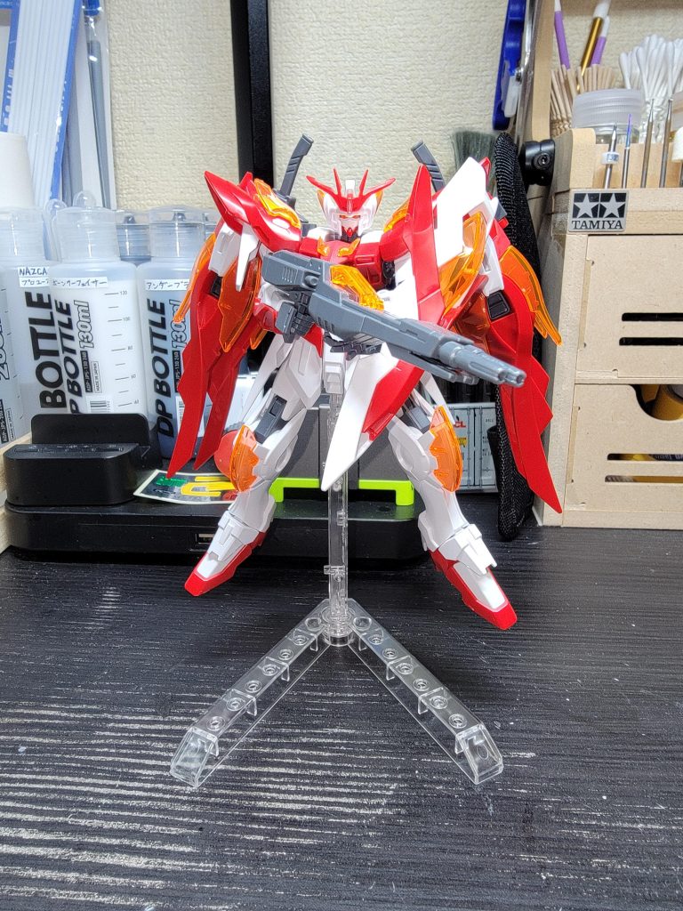 おまけの仮組みカラーメモ白→ボーンサフ、調色ホワイトクローム10%、フィニッシュクリヤフレーム、武器→ボーンサフ、スーパーアイアンII赤→ボーンサフ、アンダーブラック、ボーンアルム、フィニッシュクリヤレッド