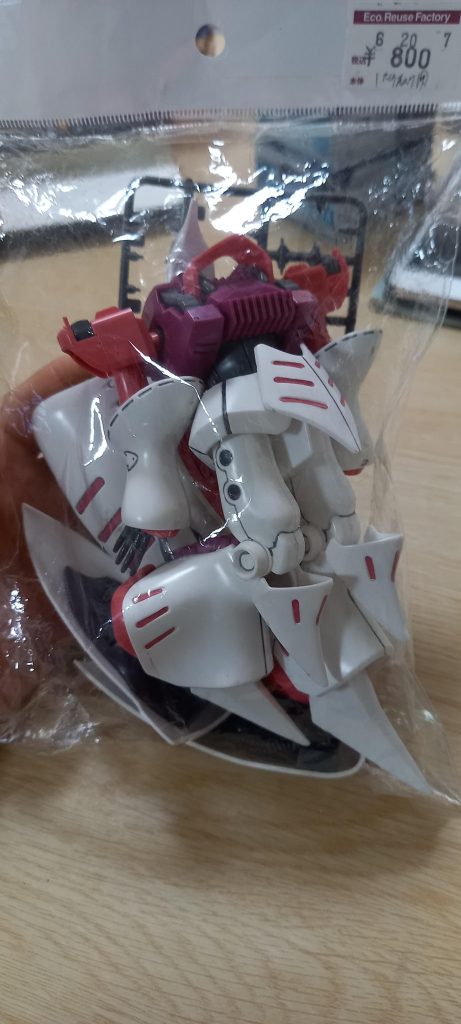 現状渡しなんですが、欠品が無くファンネルも全機スカート裏に有り余剰パーツまで有りました(^3^)/ ただ、関節が弱っていました(((^_^;)まー旧キットなのでしょうがないですね！