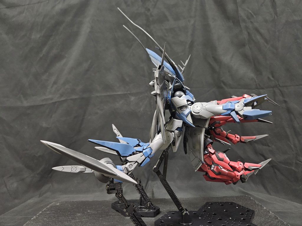 一見するとジオングとはわからないかも・・