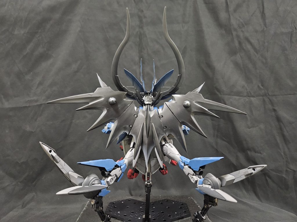 背面はデスサイズヘルの羽をミキシング。更に尾？のようなスタビライザ？をジンクスの足でミキシング。