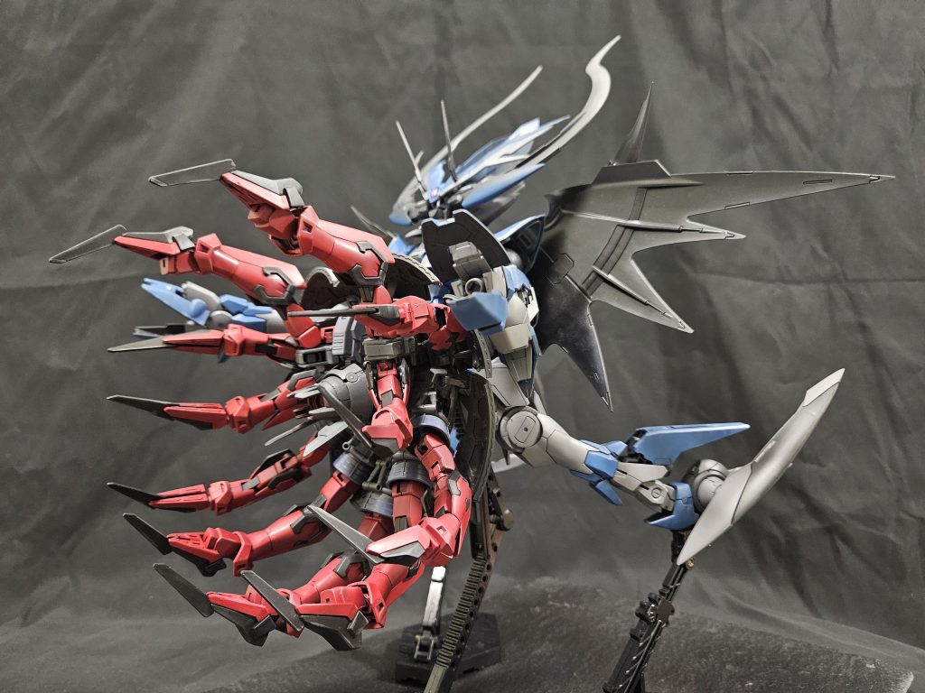 足はイージスガンダムの手足を組み合わせています。