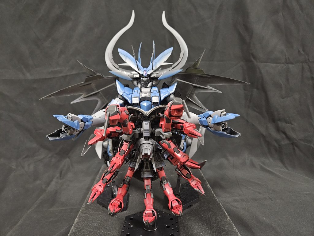 ジオングのミキシングはあまり見かけないので、腕がなるぜ！ということで、禍々しい邪神のイメージで作成することにしました。足のミキシングは、ほぼほぼどうするか決めていたので足を主体に組上げていきました。 