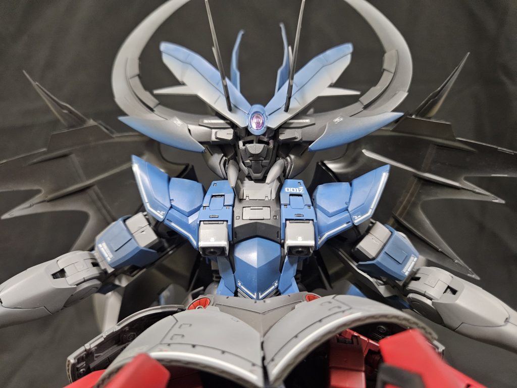 上半身のアップ。頭はサンドロックのソードをツノに。顔はジオングとわかるようにして、さらにあえて不細工な面構えに。