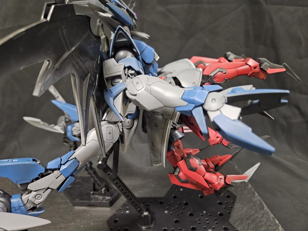 足を徹底的に飾るということで、腕部をジンクスの足にしました。こんだけ足があるなら手も足でいいんじゃね？って感じで。