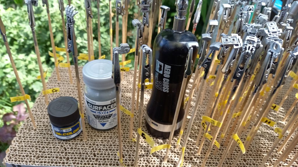 塗装ブースなんざありませんので、お天気みながらお外でエアブラシ。今回すべてラッカー系塗料での塗装に初チャレンジ。