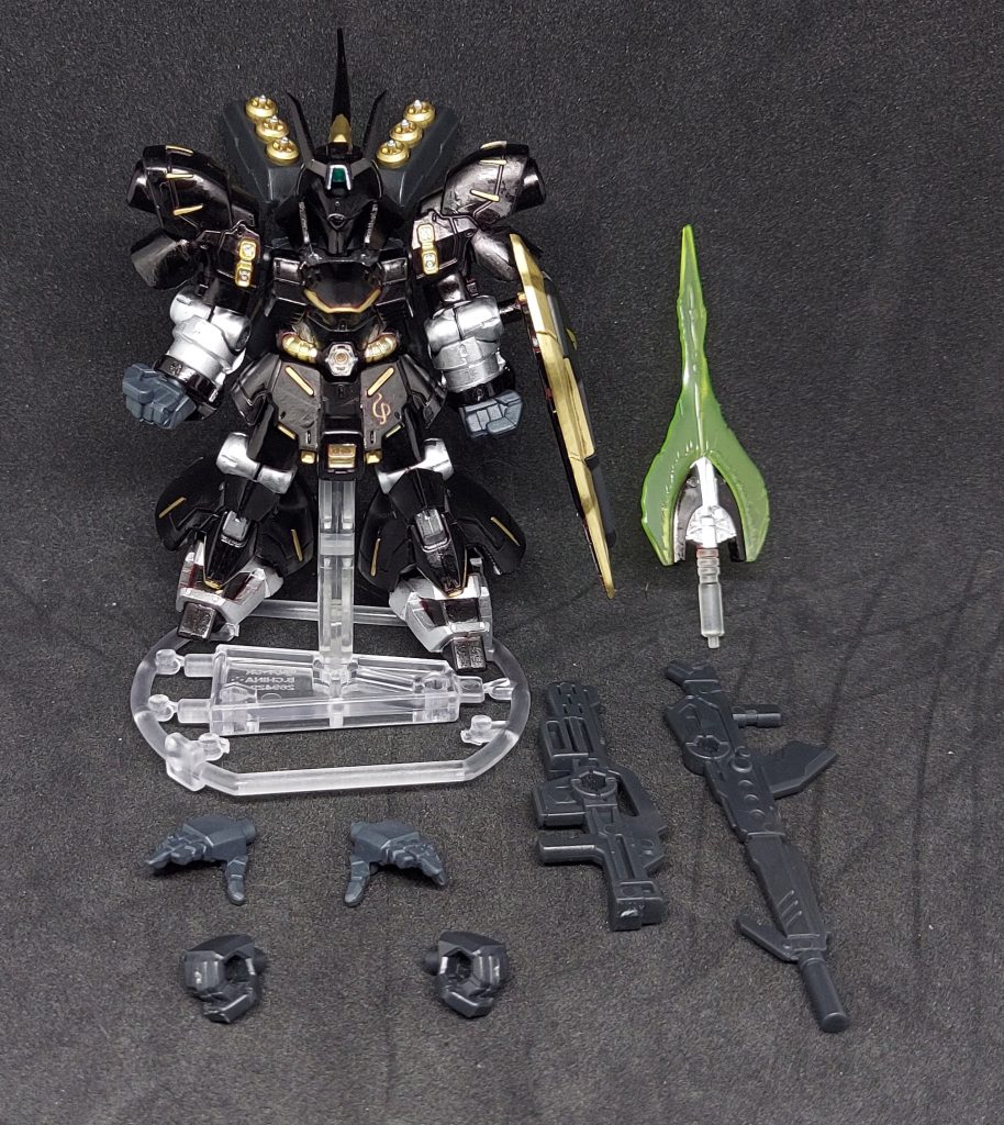 改修前…ハンドパーツと武装類と見えないけど足裏とバーニア内が未塗装です。【以下、過去の原文ママ】ビームトマホークは柄の部分をちょろっと塗りましたが、手とショットガンとかは力尽きました…気が向いたらそのうちやるかも。腰アーマーのCD(キャスバル・ダイクン)マーキングを潰さないようにするのに気を遣いました