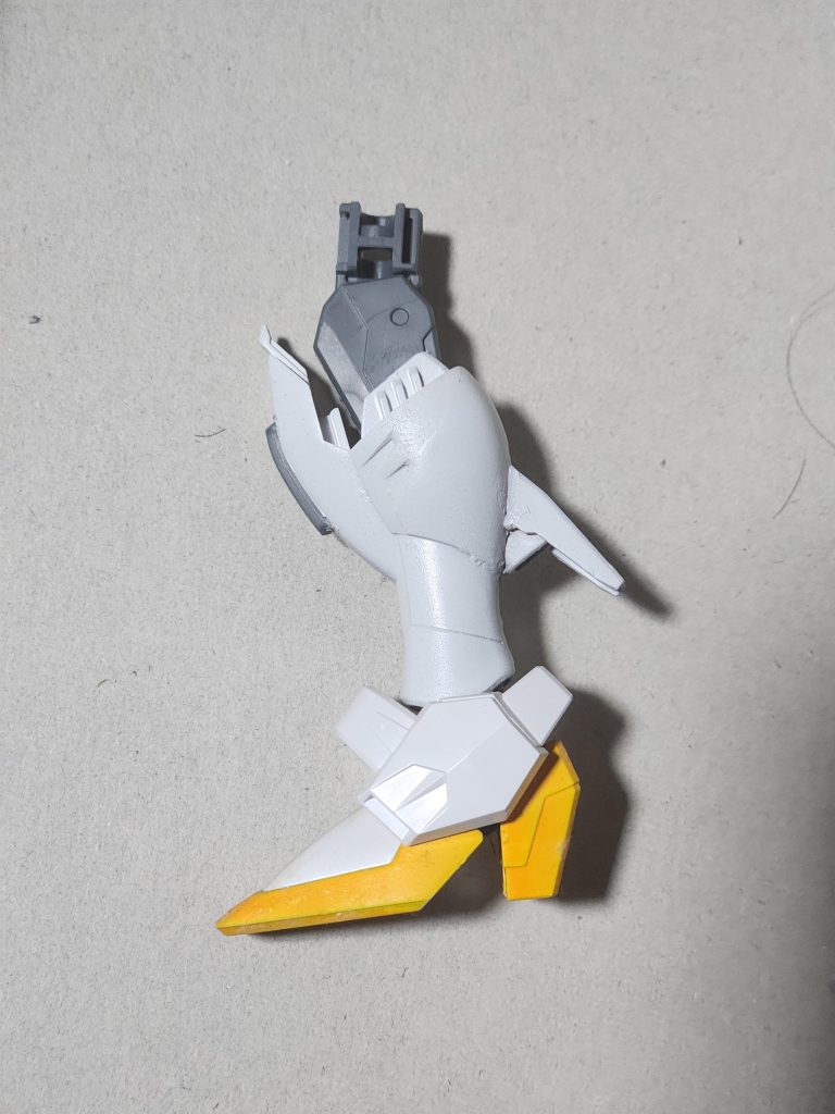 あし。爪先をフリーダムの物に変更。ふくらはぎのスリットはパテで埋めて潰し、フリーダムのふくらはぎのスラスターカバーと肩スラスターをヤスリで削った物を接着剤でペッタン。実は足裏パテだらけのまま塗ったり削ったりしてないんですが、まぁ初の改造という事で勘弁。