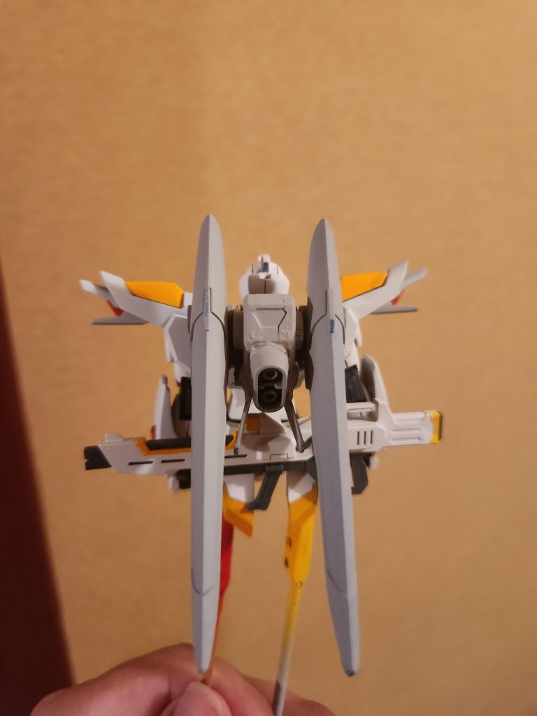 未塗装バックパック。ライフリのバックパック基部の上に接続ピン取っ払ったフリーダムのバックパックをポン着け。フリーダムのパックの羽基部めっちゃ干渉したんで大分削ってます。スラスターはヘリオスの余剰パーツのデスティニーのスラスター、スラスター横のスタビライザーはライフリ機首用の羽の基部ヒンジをバッサリカット。パテど瞬着で無理矢理固定してます。