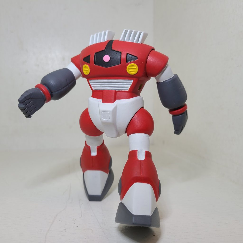 オモチャっぽい仕上げにしようと思い、可動や全体的なシェイプをソフビフィギュアのような雰囲気にすることを目指しました。可動は腕と脚の付け根のみ。旧キットゾゴックは肩・腰ともにアーマーが無いMSなのでソフビ風仕上げに向いてるデザインだなと思いました。