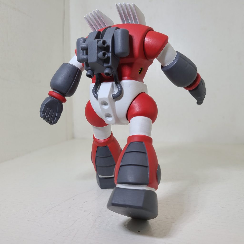 バックパック、動力パイプ、お尻のスラスター、ふくらはぎのディテールなど、元々後ろ姿がカッコいいキットです。このあたりも全体的にディテールの角を丸く削ったり造形を省略させたりして柔らかい感じの見た目にしました。頭部のブーメランもシンプルな三角形にしました。子供の頃にも創世記のガンプラをたくさんつくりました。遊んでるうちに関節が緩くなるとポーズを接着固定して塗装しなおしなどしてました。その時にソフビ人形のようにオモチャとして気軽に扱えるようにできないかなと考えていました。そんな子供の頃のアイデアを形にしてみました。