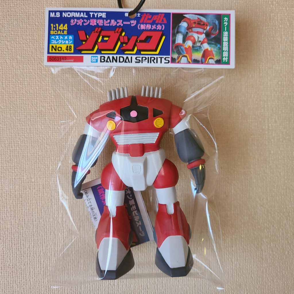 ソフビフィギュア風にしたので、それっぽいパッケージに。キットの箱の側面を利用してラベルにしています。子供の頃、駄菓子屋や玩具店にこんなソフビがたくさんぶら下がってたような気がします。