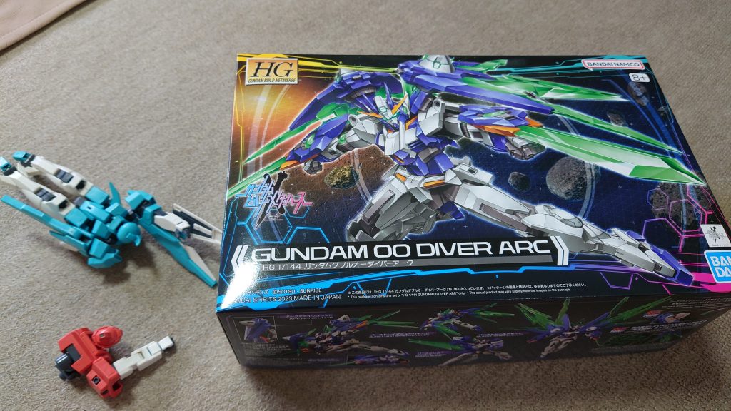 秋葉原ラジオ会館のエスカレーターを上る・・・目の前にダブルオーダイバーアークが迫り来る!あなたはとっさに避けられない!そんな筆者です。・・・ともあれ、これで「放課後」の次の章は秋以降、冬もあるかもみたいな感じに・・・お待たせして申し訳ありません。そしてこれが現在のガンプラシーンの難しさなのです・・・作りたい時に作れない。そして再販確保が難しい以上積みプラしなければならない・・・ダイバーアーク発表時から心には決めていた「アルザス、もう一つの最終機体」。ダイバーアークは「ビルドメタバース」では最高の人気を誇ります。入手の目処すら立たないまま「完結編」が終了して長い時が経ち、リアルガンプラへの関心をほぼ失っていたところにやって来てしまったチャンス。・・・やりきるしかないでしょう。このためにジェノアス(腿)はガンダムベースで購入してあり、昔GNヴィンテージで使いたかったんだけど当時手に入らなかったクランシェカスタム(頭など)もあるし・・・それ以外は、「ダイバー流用部分をダイバーアークに取り替えたネイキッド」として製作。アルザス、メタバースでの愛機です。