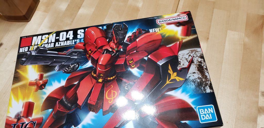 『逆襲のシャア』よりHG サザビーだった。時の流れとは人の好みまで変えてしまうんやな~としみじみ思った。最初に選んだのは選択肢が少なかったとはいえ、数種類ある中からHG シナンジュ…2個目にHG サザビーだったら無意識の内に赤いの好んでるやんって思った。昔はガンダム系の主人公機ばかりつくって飾ってたのに、大人になってからあれ好きだな~って思うデザイン、ほとんどジオン系だったww特にこのサザビーは下半身のどっしり感と顔の造りがもう…これもとりあえず1作目で作ったシナンジュの反省を生かしながら…