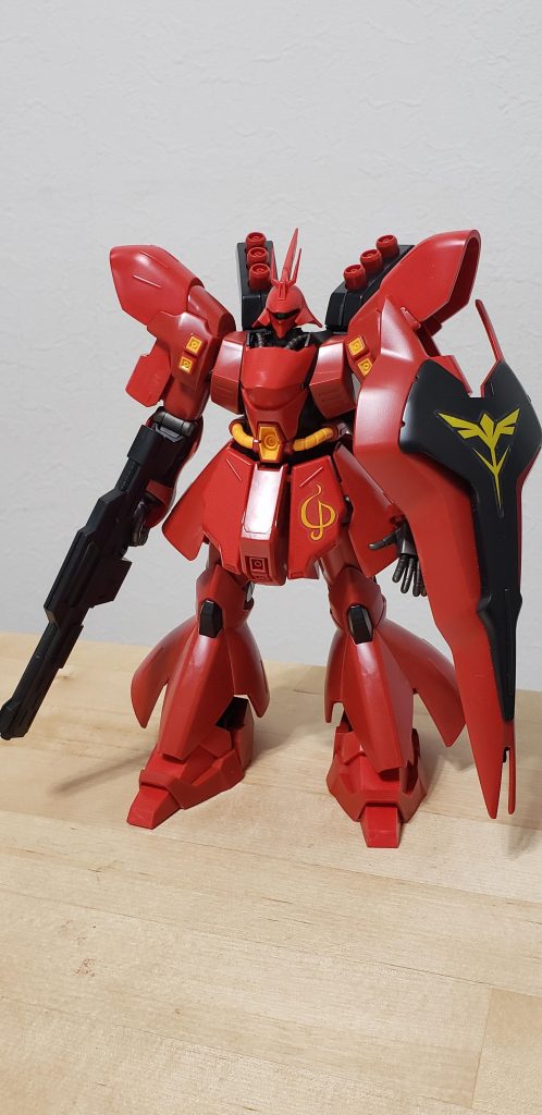 とりあえずの素組み…なんかコレジャナイ感ハンパナイ。股下のバーニアも別パーツじゃなく赤い成型色だし、何もしてないとはいえ全体的にプラスチッキー丸出し。幼少期はこれでもうある程度満足してたし、投資も限界だったけど、今はあの頃に比べたら少しは立派な大人。ちょっとしたガンダムマーカーとかで部分塗装するくらいなら設備もいらないし、これはいよいよやってみるときが来たのではないかと思い始めた。