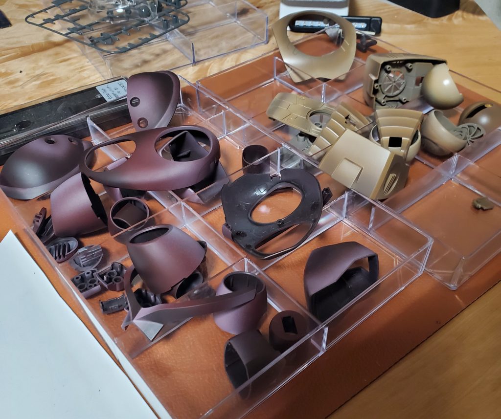 作業風景をとっていませんでしたので汚いですが組み立て前のパーツをのせます。こんな感じで光と影を塗りました。