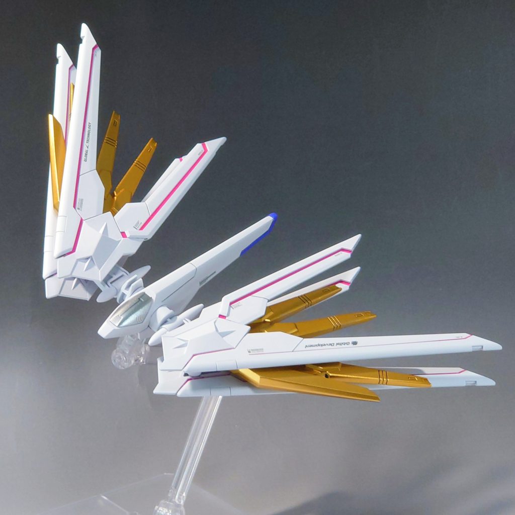 ウイングのピンク部はシルバー下地に蛍光ピンクで鮮やかに。コクピットはシルバーにしてみました。