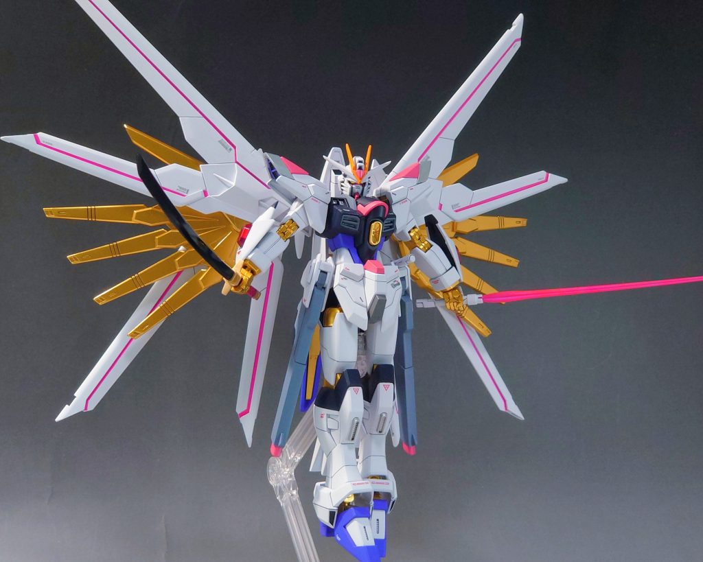 合体状態肩のグレー部やスラスターは明るいシルバーにアレンジしてます。