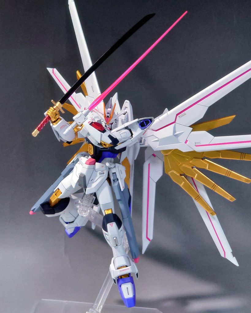 刀はブラックの上から光沢クリアーを吹きコンパウンドで研磨してツヤツヤにしました。その他、各部のツヤは分けて仕上げてます。