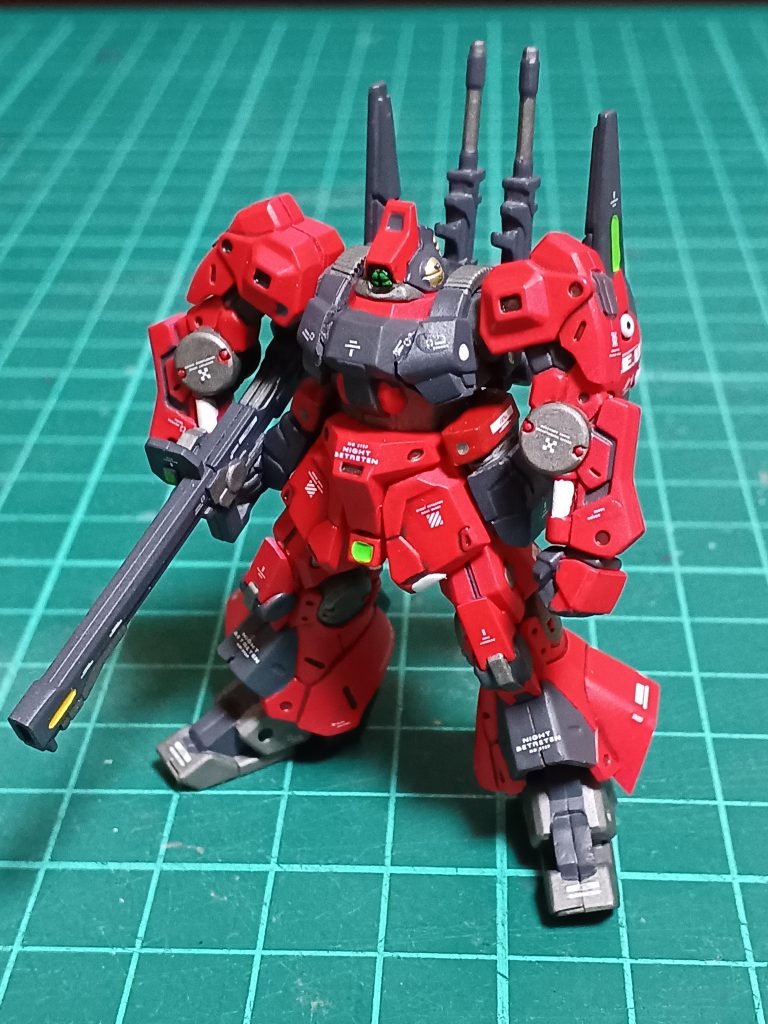 メイン写真の全体です。このリックディアス、クワトロ機カラーで仕上げたのですが写真だとスミ入れがあまり目立ってませんねぇ(gundam-kao1)レッド系なので(ダークブラウン)を流し込んだのですが、分かりますかね？肉眼だと分かりやすいのですが。 