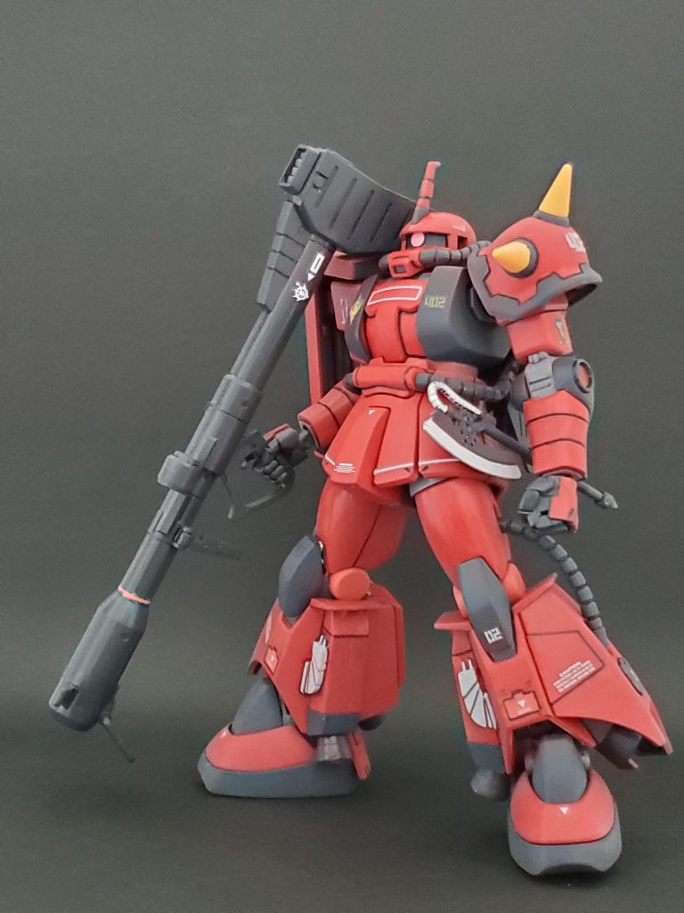 今回は入手困難となったザクIIR-2の初製作をさせて頂きました😆✨造形、スタイルも申し分なく手の入れようがありませんでした🎵でもモトッチ風味という事で配色だけ変更~😎そしていつもの通り筆塗り全塗装🖌️💦艶消しスプレーで仕上げました👍️
