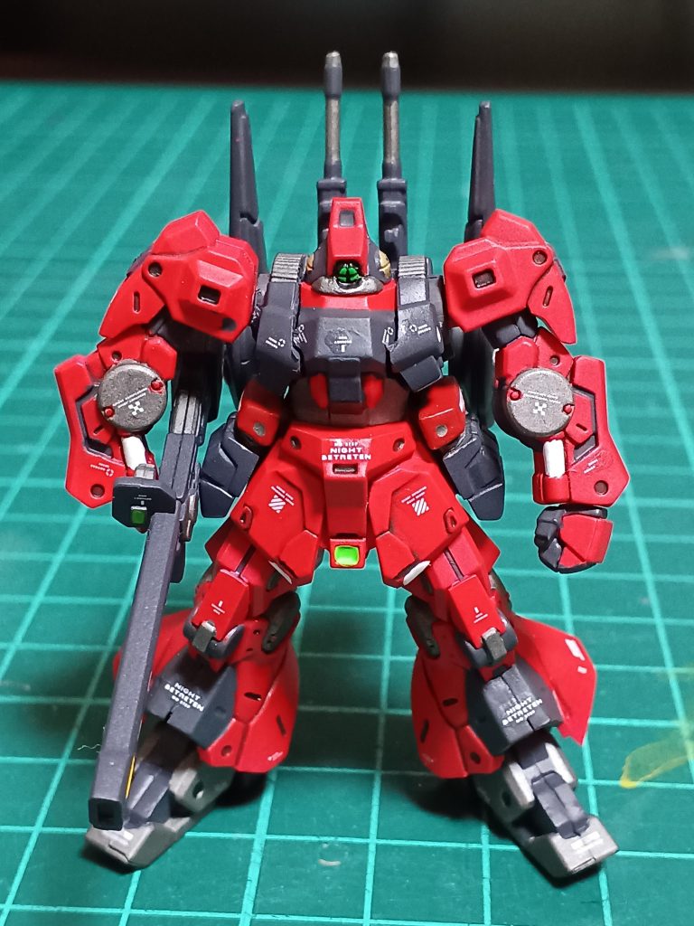 正面からだとこんなカンジです。ちなみに、自分はどうも会わせ目消しがビックリするぐらい下手なので基本しない派です。許して(gundam-kao9)あと、手持ちのデカールをテキトーに貼っちゃったので解釈が違う箇所もあるかもしれません。