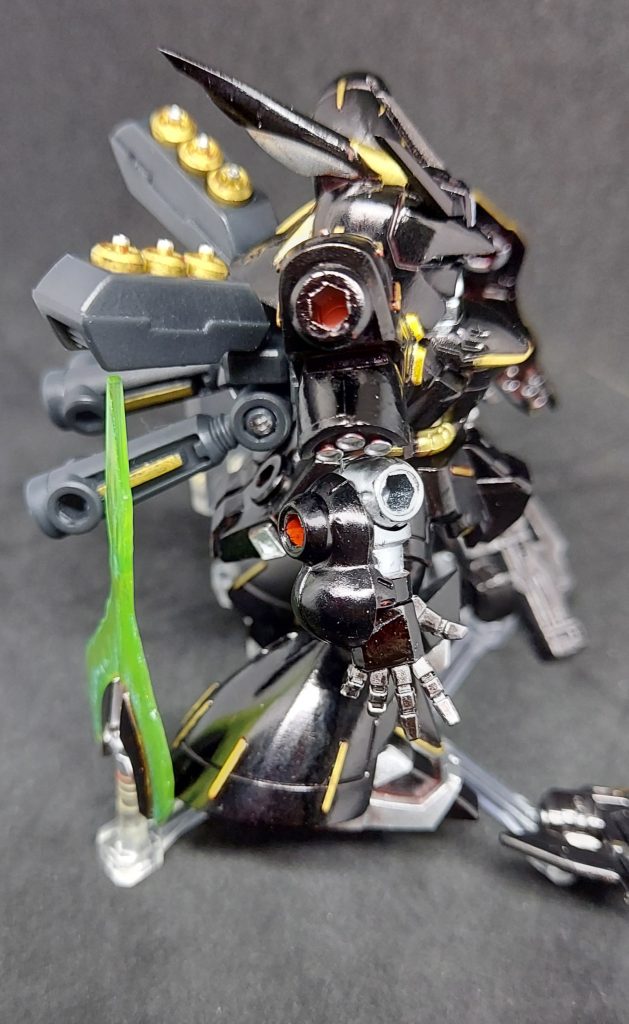 肩とヒジの3mm穴の中が奥までは塗れなかったので赤残り