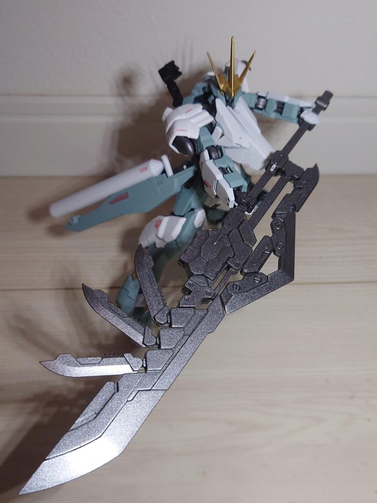 大槍「アラドヴァル」レアアロイ製の大質量武器。刀身の先端が赤熱化し装甲を焼き切ることが可能。