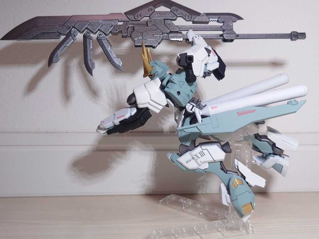 本来は赤熱化する刀身のみであったが武装の重量増加の為、既成の近接武装を組み合わせた結果、大剣に見紛うような武装となった。