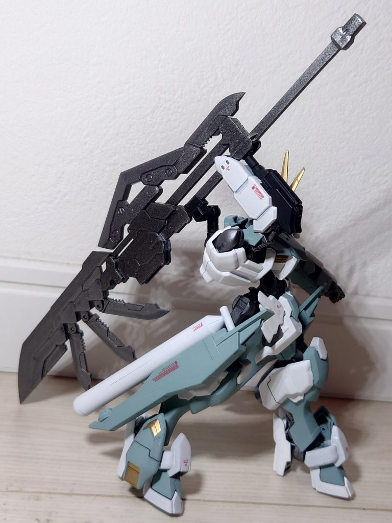 突貫戦法によるスラスターの多用に合わせ、腰部にはプロペラントタンクを装備。