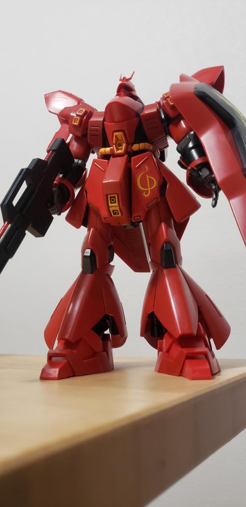 初めてガンプラに色を乗せてみたけど、意外と綺麗に塗り分けられるもんだなと。ついでにブラウンでスミイレも。これくらいの投資と手入れ程度でこんだけ満足感得られたなら大人の今ならまだもう少し投資も出来るな…と。今はネットでいろいろと調べられるから失敗しにくく手軽に色んなことにチャレンジ出来るいい時代になったなと思う。色んなもの試して『あれダメだった、これはよかった』とかした方が自身の経験になるのだろうけど、ある程度時間も予算も決まった中からチョイスするとなると出来るだけ『あれはダメだった』は省きたい。