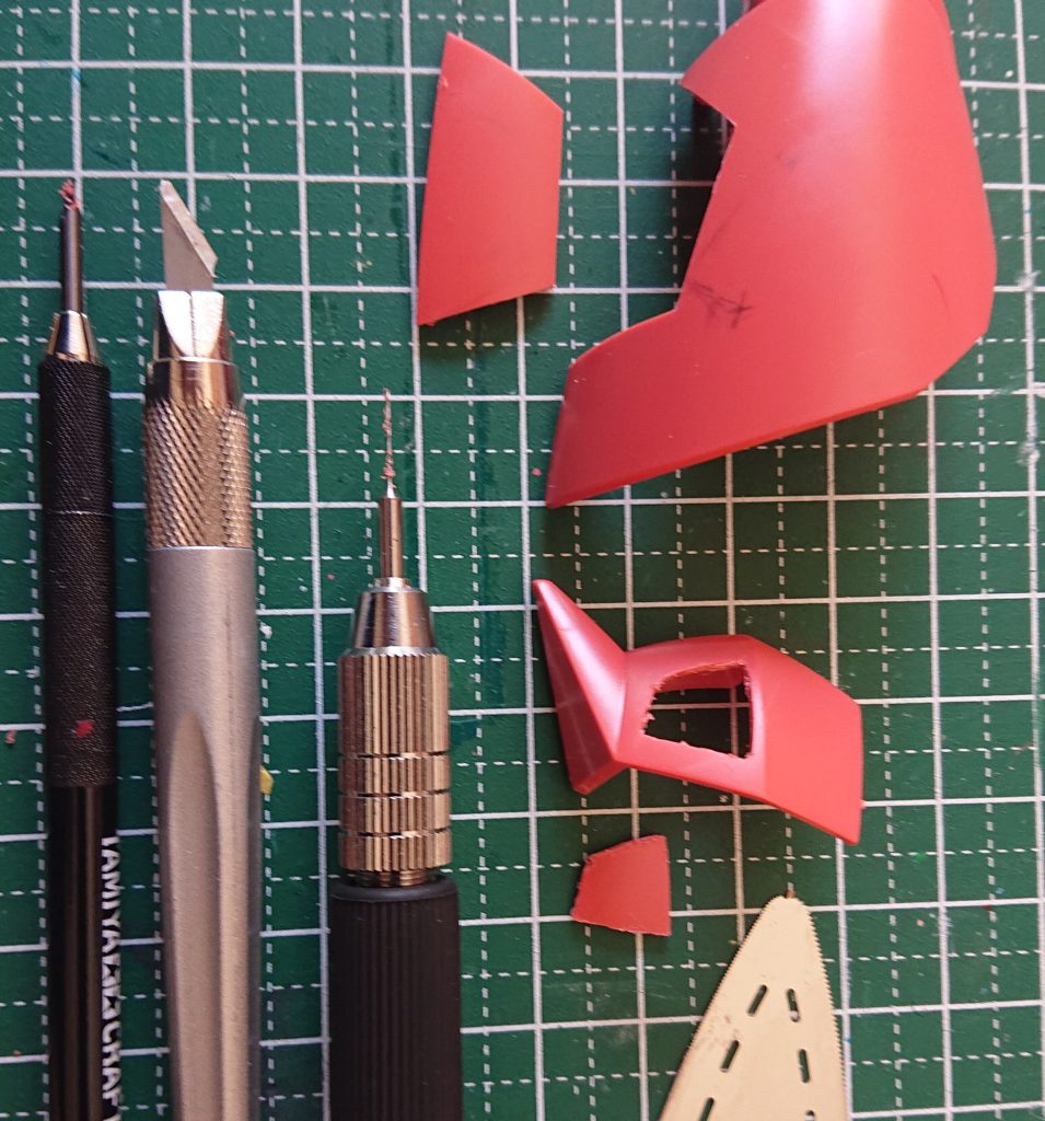 うちにある道具を駆使して、ボッコ、ボッコにくりぬきます😡指を切らんように細心の注意を払い、何とか🥵切り取った部分もペタペタ貼ります😁ﾋﾞﾝﾎﾞｳｼｮｳｶﾞ。