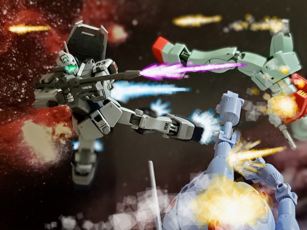 エース機との2vs1の状況 を察したのか、ジムは壊滅させられたMSの残骸群に紛れ込みマシンガン弾を巧みに回避する💦残骸の熱源でAIMが合わずジムを捉えきれないアンガス曹長は苛立ちからマシンガンを乱射する💥そして乱射の隙を突いてジムは僅かな残骸の隙間からロング射程のビームライフルを的確に放つ✴️