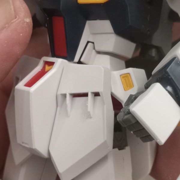 これまで、ニューガンダムのカスタムでいくつかの作業を完了することができました。プラ板で作業をいくつか行いました。ここには表示されていませんが、右腕にビーム トンファーも作成しました。また、30mm パーツを使用して、高機動性装備のセットアップも行いました。（1枚目）