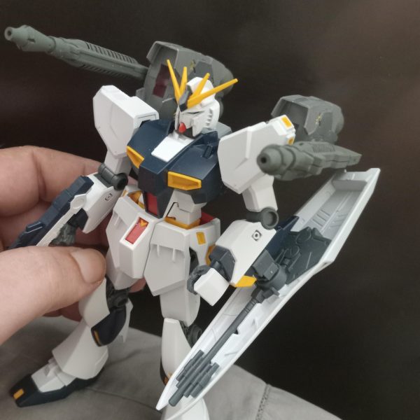 これまで、ニューガンダムのカスタムでいくつかの作業を完了することができました。プラ板で作業をいくつか行いました。ここには表示されていませんが、右腕にビーム トンファーも作成しました。また、30mm パーツを使用して、高機動性装備のセットアップも行いました。（5枚目）