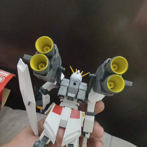 これまで、ニューガンダムのカスタムでいくつかの作業を完了することができました。プラ板で作業をいくつか行いました。ここには表示されていませんが、右腕にビーム トンファーも作成しました。また、30mm パーツを使用して、高機動性装備のセットアップも行いました。（4枚目）