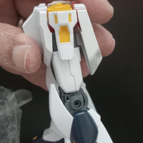 これまで、ニューガンダムのカスタムでいくつかの作業を完了することができました。プラ板で作業をいくつか行いました。ここには表示されていませんが、右腕にビーム トンファーも作成しました。また、30mm パーツを使用して、高機動性装備のセットアップも行いました。（2枚目）