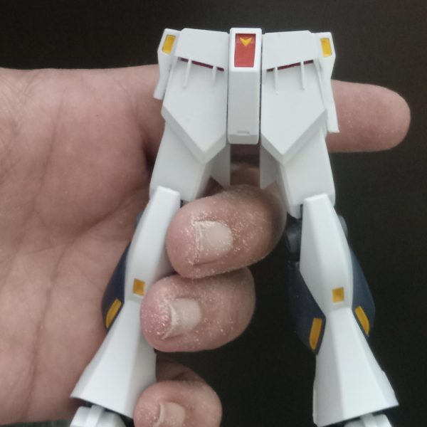 これまで、ニューガンダムのカスタムでいくつかの作業を完了することができました。プラ板で作業をいくつか行いました。ここには表示されていませんが、右腕にビーム トンファーも作成しました。また、30mm パーツを使用して、高機動性装備のセットアップも行いました。（3枚目）