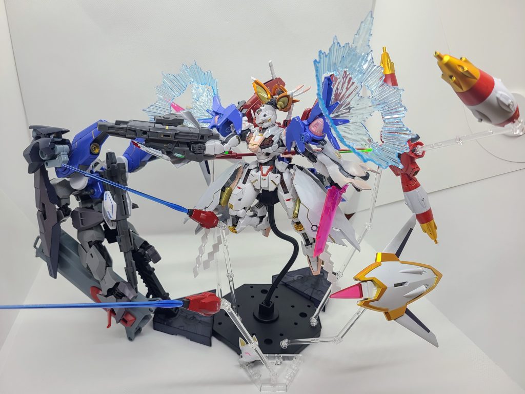 ・スコア4「ランページ・ゴースト」スコアを上げて無人機を操作し一部の装備を担わせた合体技。合体技と言うもののドローン操作なので、正確には一人での連続攻撃で隙を無人機で補う攻撃。元ネタは言わずとも お分かりかなと~