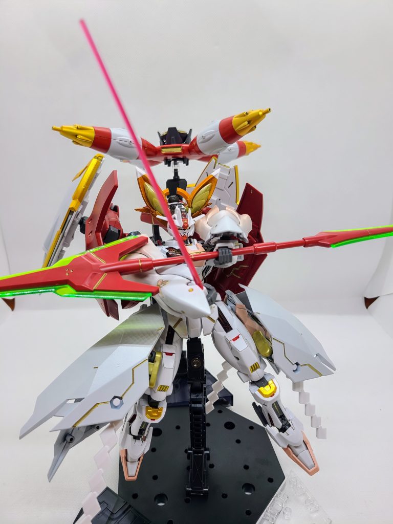 〔天気輪〕  (すまない、癖の話だ……)リメイクでの新しい赤系の装備になります。マウントの関係で同じくビームライフルを付けてますが、削ったりパーツを付けない事で軽量化。近、中距離ライフルっぽくしました