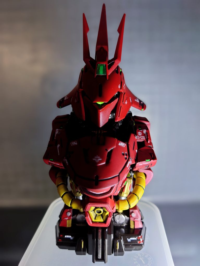 メカニカルバストも気づけば第7弾。νガンダムのライバル機と言う事で久々に購入。今回発売を楽しみにしていたサザビーですが…やはり、第1弾のνガンダムから変わらずの歪みや合わせ目の不具合など、造形は素晴らしいのに勿体ない…(´；ω；｀)。 