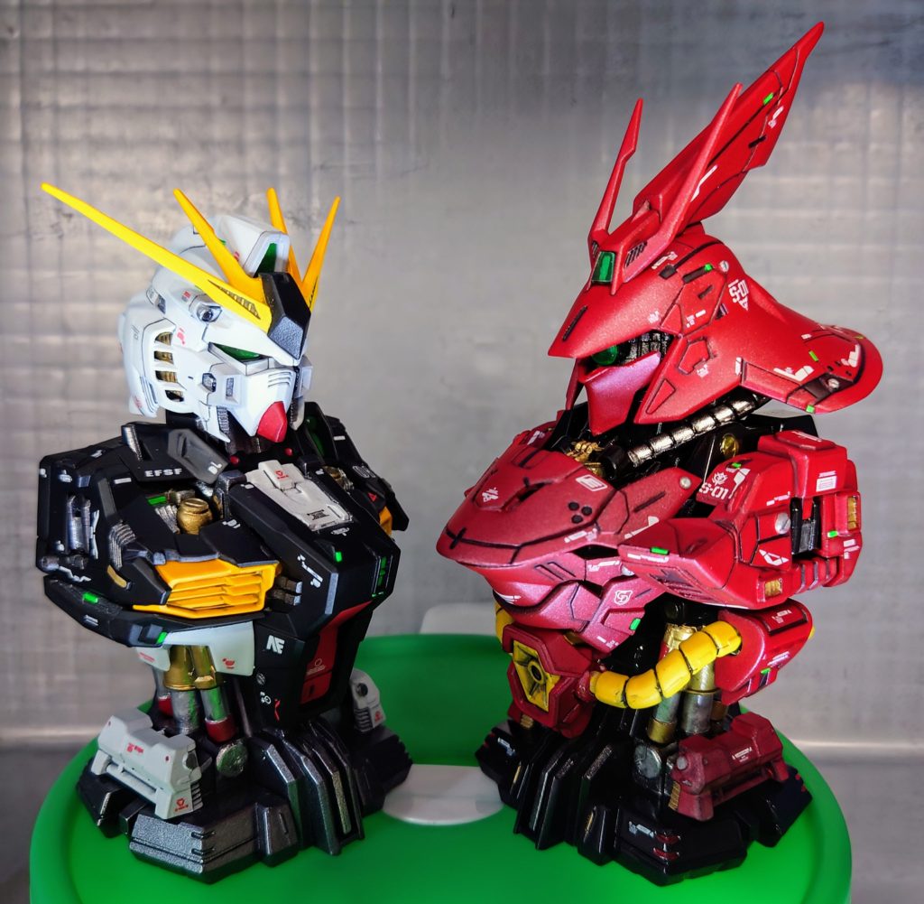 そして、前に制作したνガンダムと1枚。やはりこうやって見ると、メカニカルバストの造形は本当に素晴らしいですよね🎵