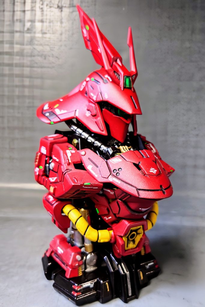 さ、愚痴はこの辺にしといて…😅とりあえず今回も、不具合の歪みの修正から始まり、モールドの彫り直しから簡単な合わせ目消し、スジ彫りの追加やプラ板でディティールアップ等の加工を施しました。デカールはRGサザビーを使用。少し遅れて制作を始めると、先にGUNSTAさんに投稿されたモデラーさんのキットを