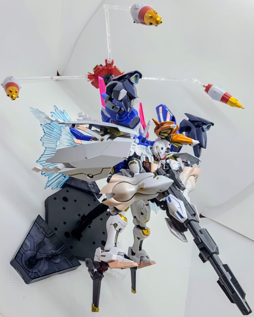 ベタな感じですが青は遠距離系として、ライフルをロングライフルとして固定装備にしてます。また、各装備の共通でXアストレイのドラグーン「アマテラス」をフォルムやビームでの日光や日輪をイメージして装備してます。トランザムをしてひたすら引き撃ちしまくるスタイルです!ドラグーンもあるからシールドも弾幕も展開できる!