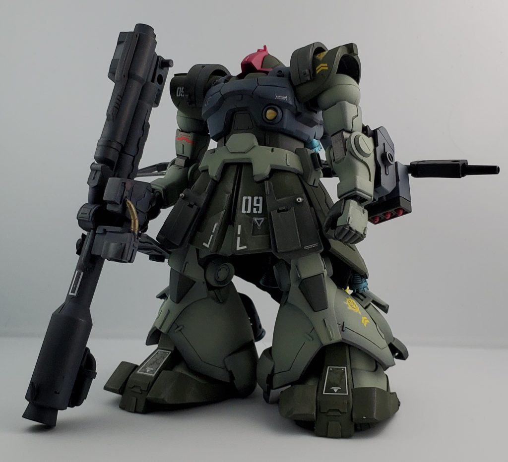 首の埋め込み、いかり肩にするため肩パーツ上昇。スカートの前後横の延長大型化、脚部のスラスター追加でごつめの体型にしました。