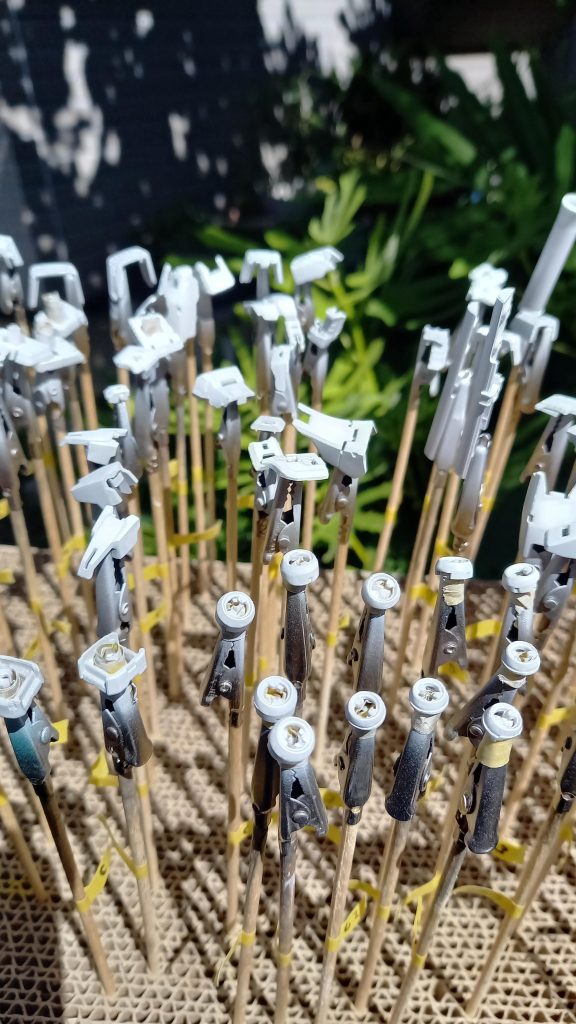 関節部分の丸パーツはちゃんとパーツ番号分かるようにしないと嵌まる予感がしたのでマスキングテープにパーツ番号を書いて塗装、塗装後はそのマスキングテープをパーツにテープで貼り付けて組み立てやすくしてました。これ、オススメです。